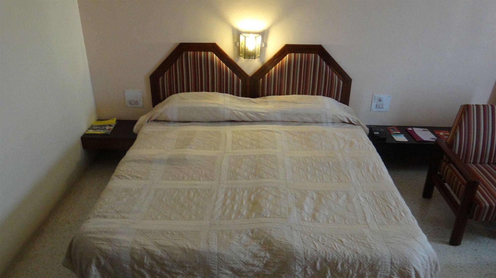 Hotel Paradise - Mysore Dasaprakash Group Bagian luar foto